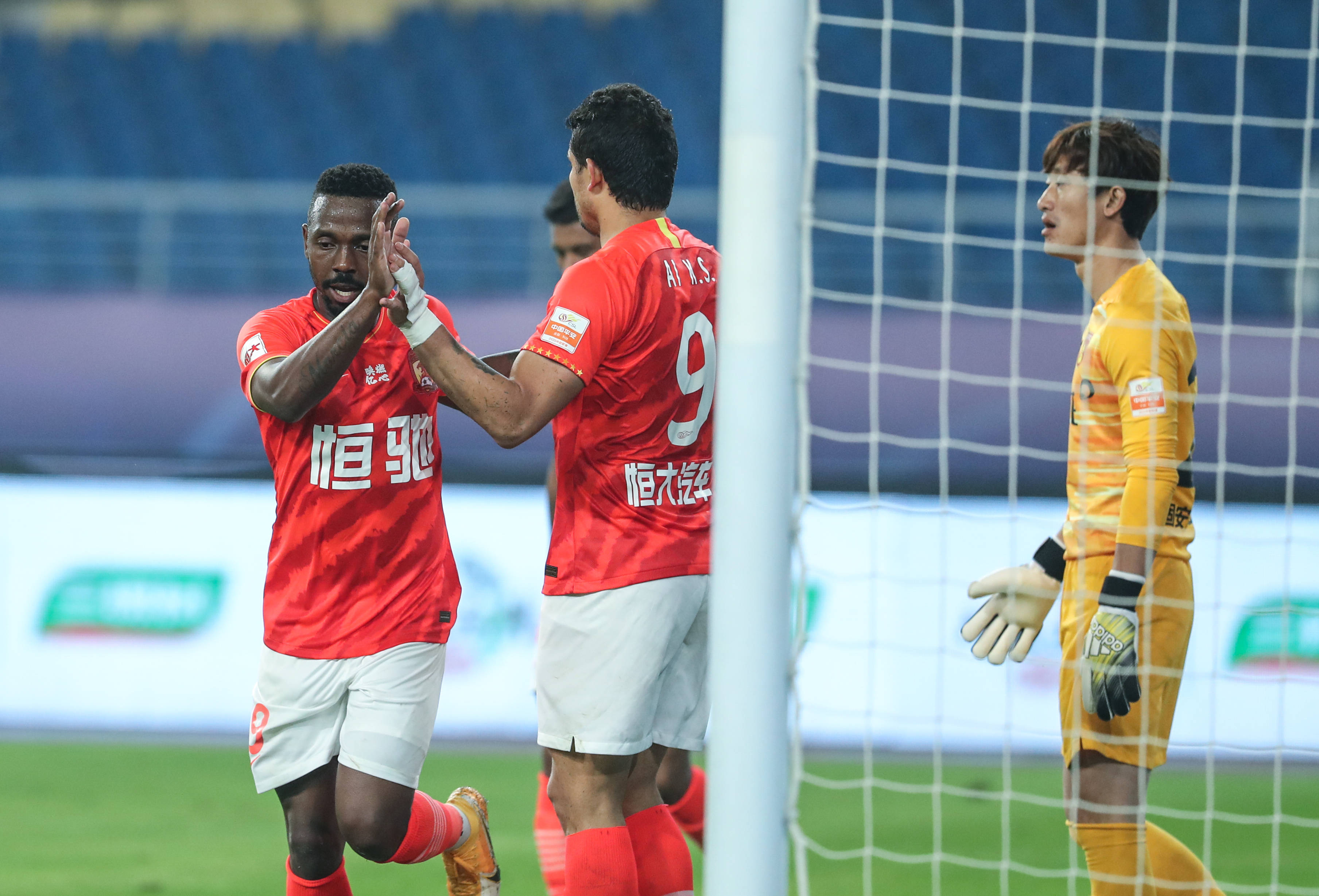 爱游戏官网-包含恒大轻取对手，跻身联赛前列的词条