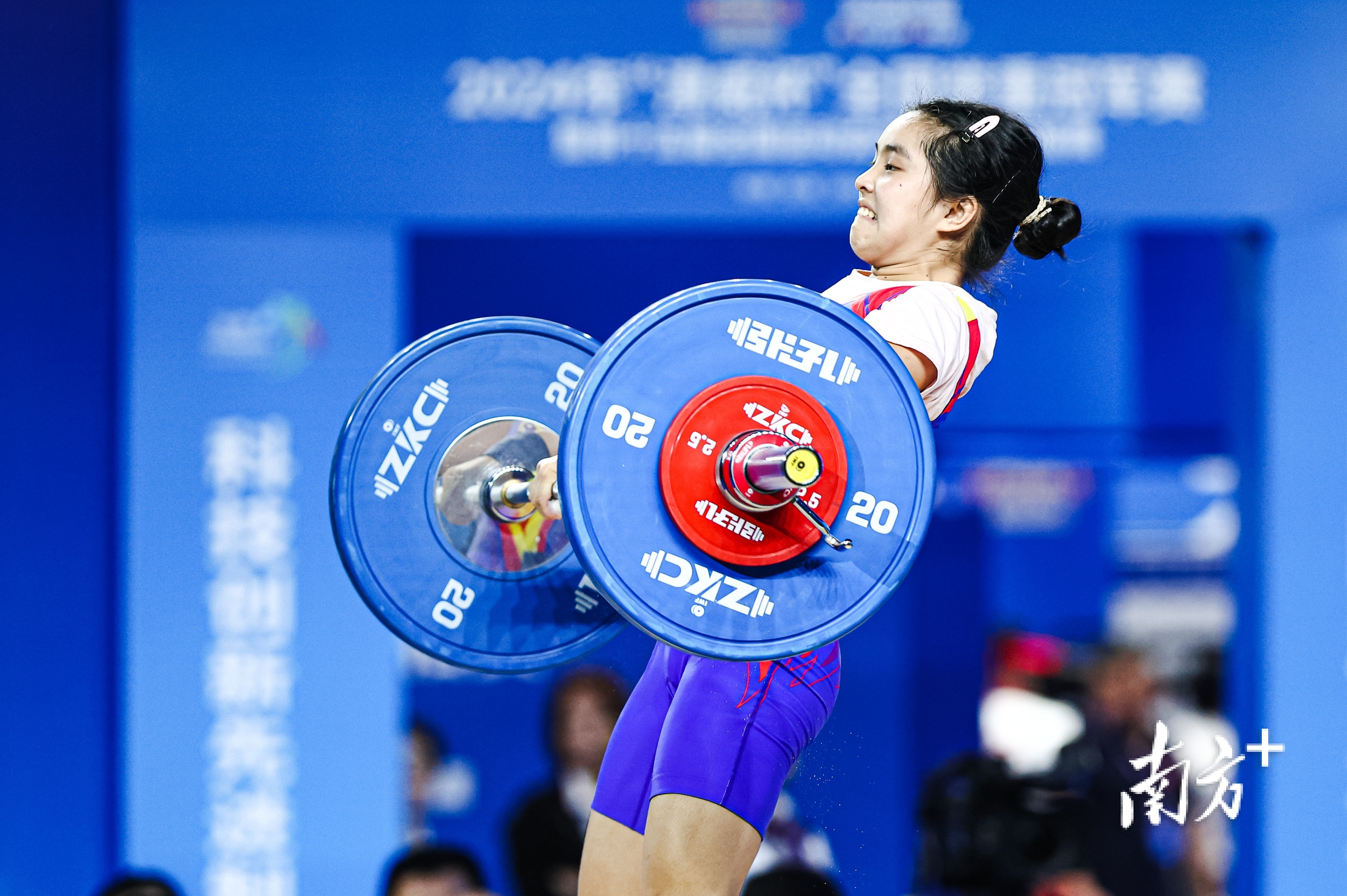 举重比赛女子组全速展开激烈较量 举重比赛女子组全速展开激烈较量