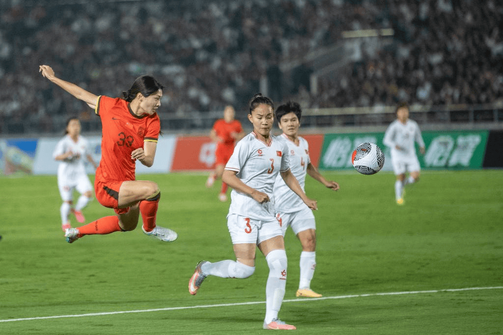 女足比赛中运动员秀出高超技术