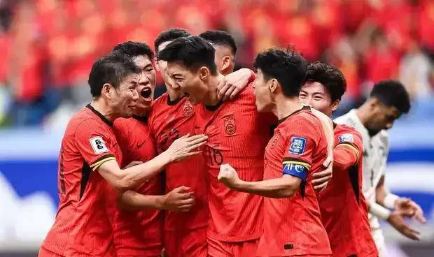 爱游戏官网-关键时刻捧得胜利，球队冲击联赛前四