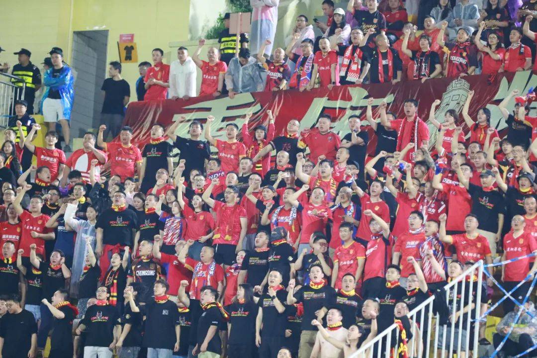 热血激情:球迷们为心爱的球队呐喊助威的简单介绍 热血激情:球迷们为心爱的球队呐喊助威的简单介绍