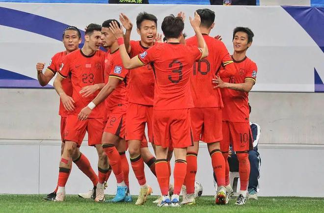 爱游戏app-球队表现抢眼，晋级形势堪忧