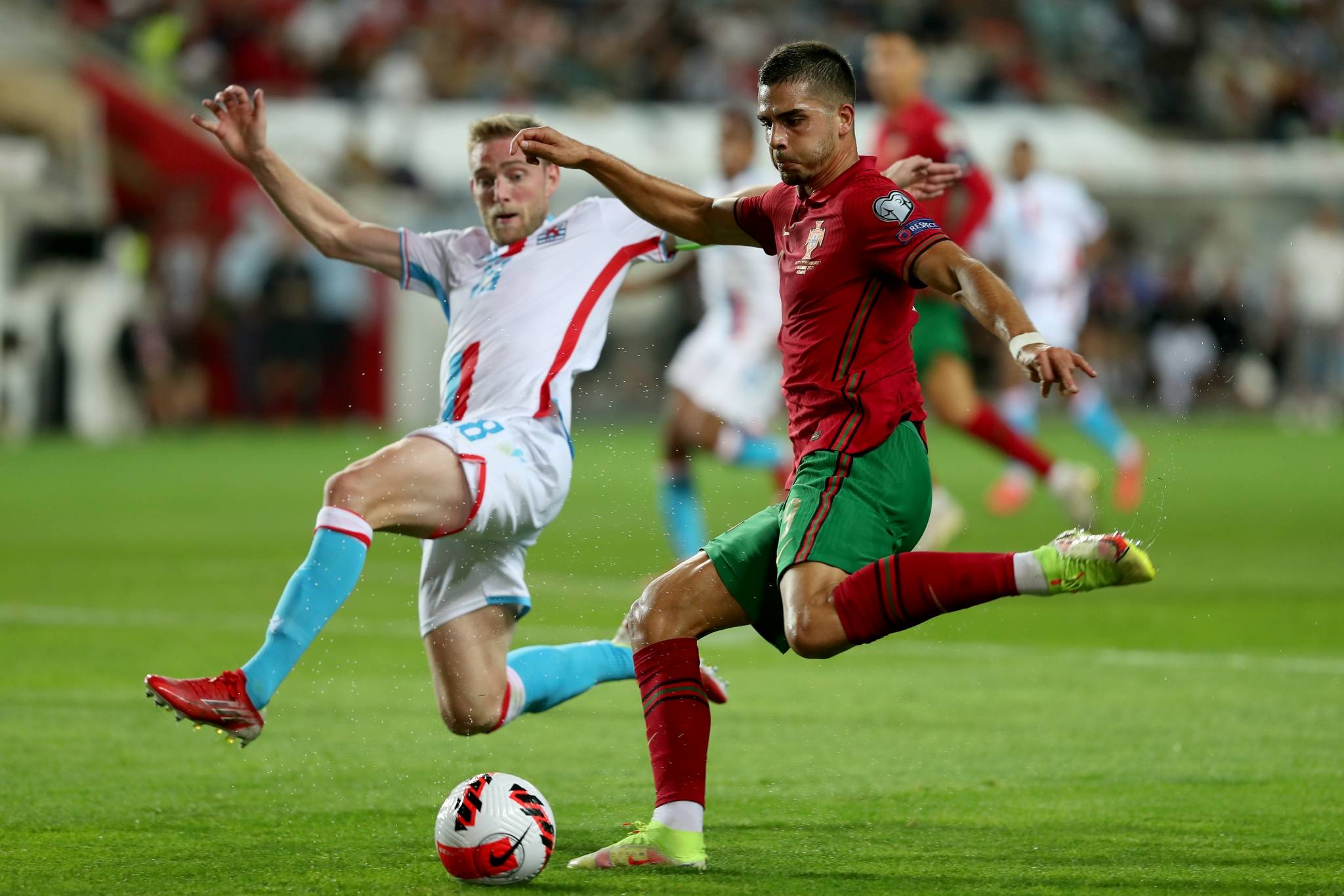 欧洲杯夺目:球迷瞩目强队之间交锋盛况!的简单介绍 欧洲杯夺目:球迷瞩目强队之间交锋盛况!的简单介绍