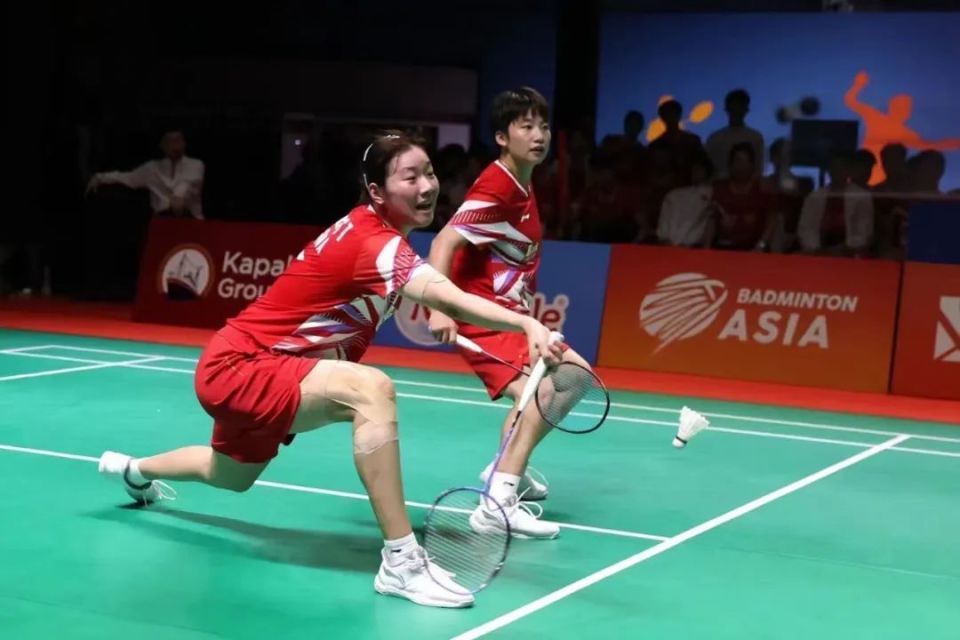 日本女子羽毛球选手与中国选手展开激烈争夺 日本女子羽毛球选手与中国选手展开激烈争夺