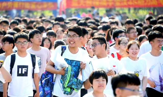 包含趋势愈发激烈，胜负难分令观众目不转睛！的词条