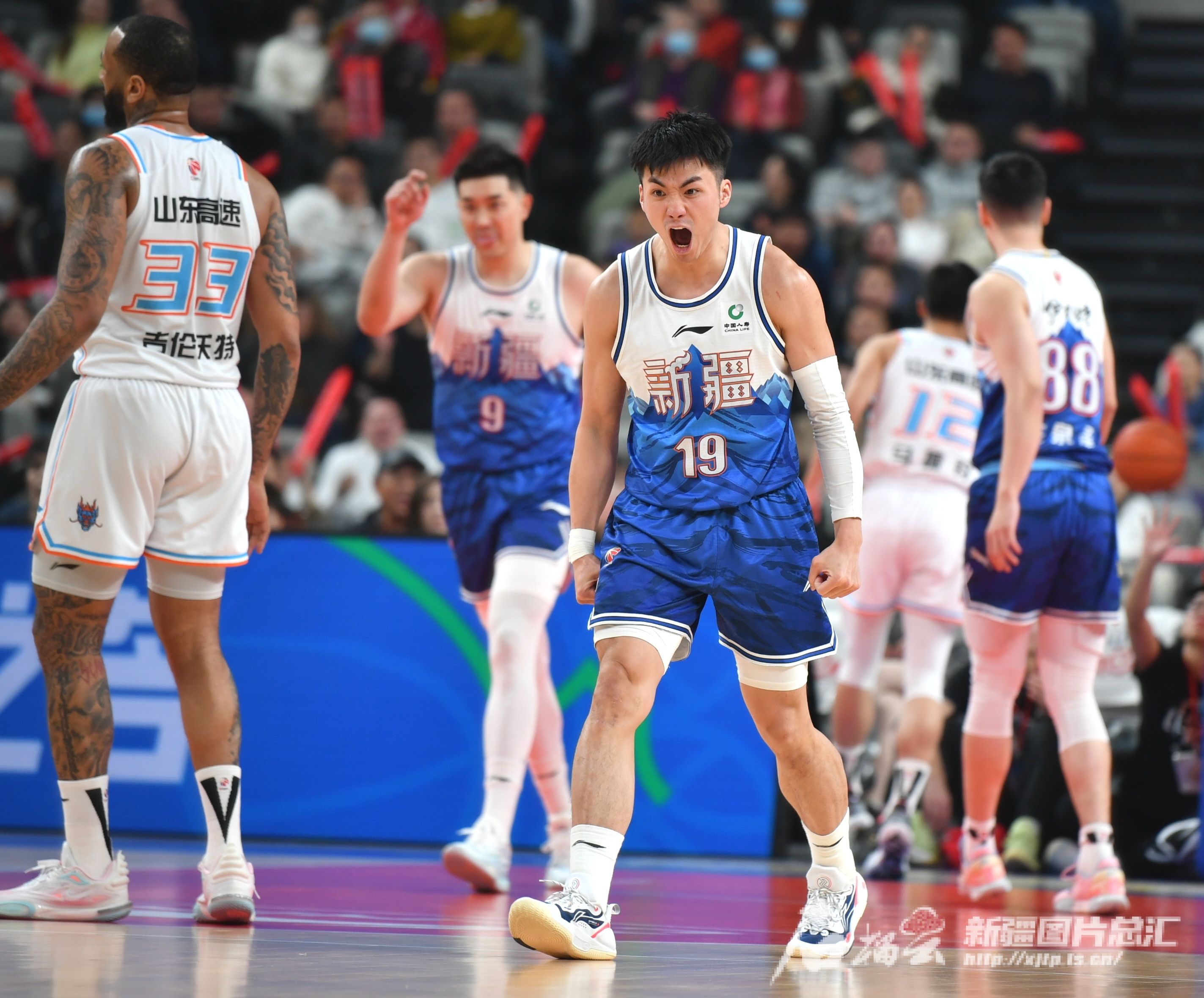 爱游戏体育官网-包含新疆队在主场取得胜利，积分暂居榜首的词条