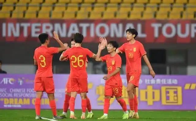 国内足球赛场上球员们拼尽全力,备受瞩目 国内足球赛场上球员们拼尽全力,备受瞩目