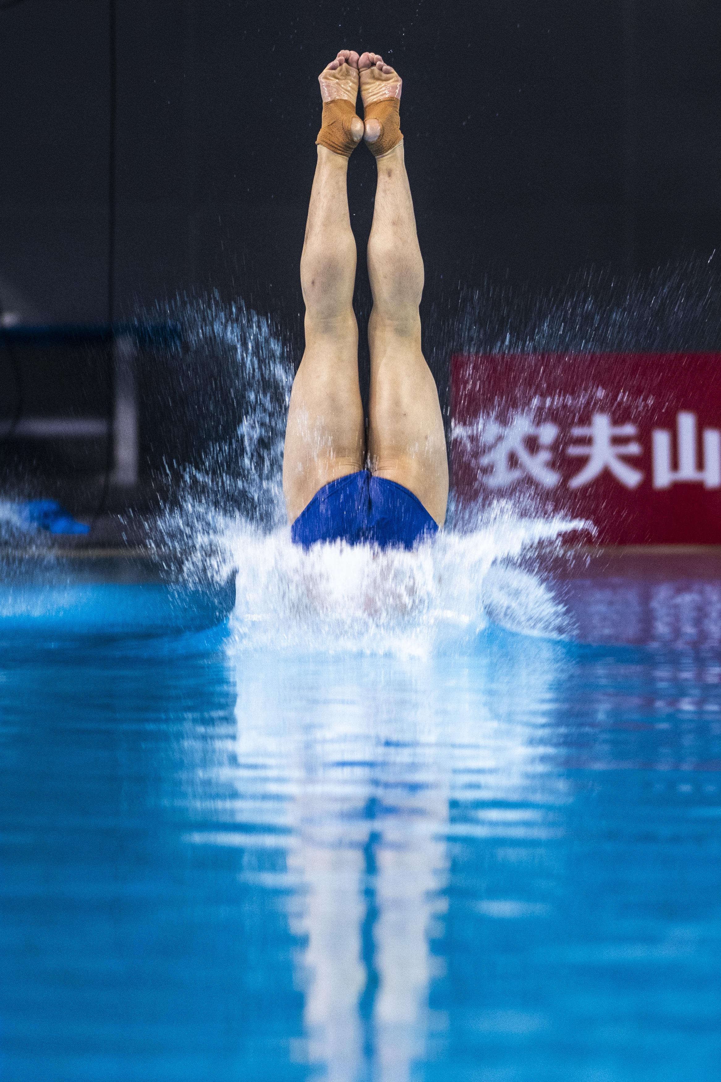 爱游戏中国官网-跳水比赛中表现出色赢得好评