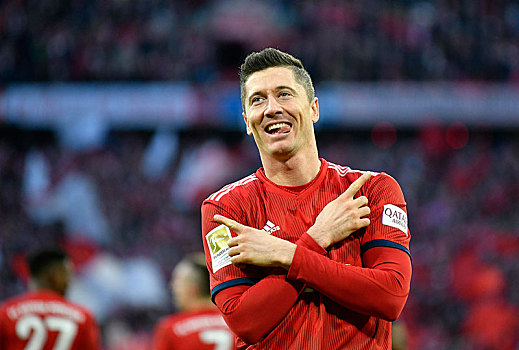 进球庆祝场面热烈球员情义深厚 进球庆祝场面热烈球员情义深厚