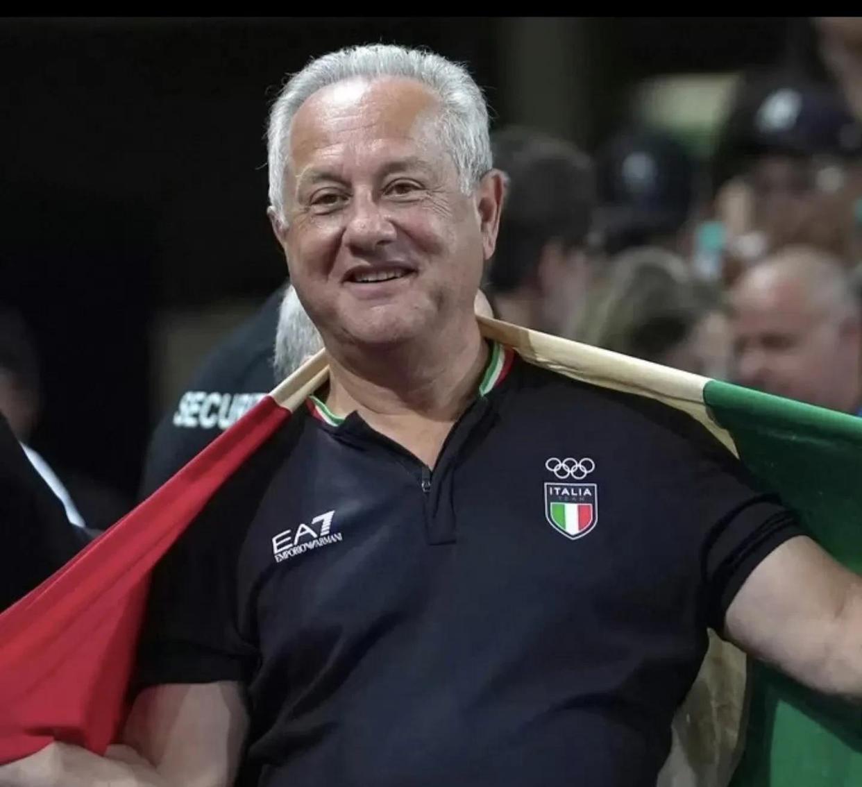 意大利举重运动员获得金牌成功 意大利举重运动员获得金牌成功