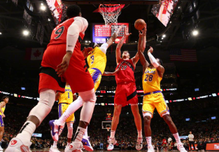 湖人主场大胜猛龙，詹姆斯全场火力全开