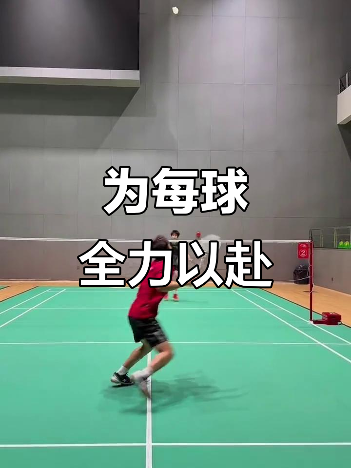 比赛紧张激烈，球场上投入全力拼搏